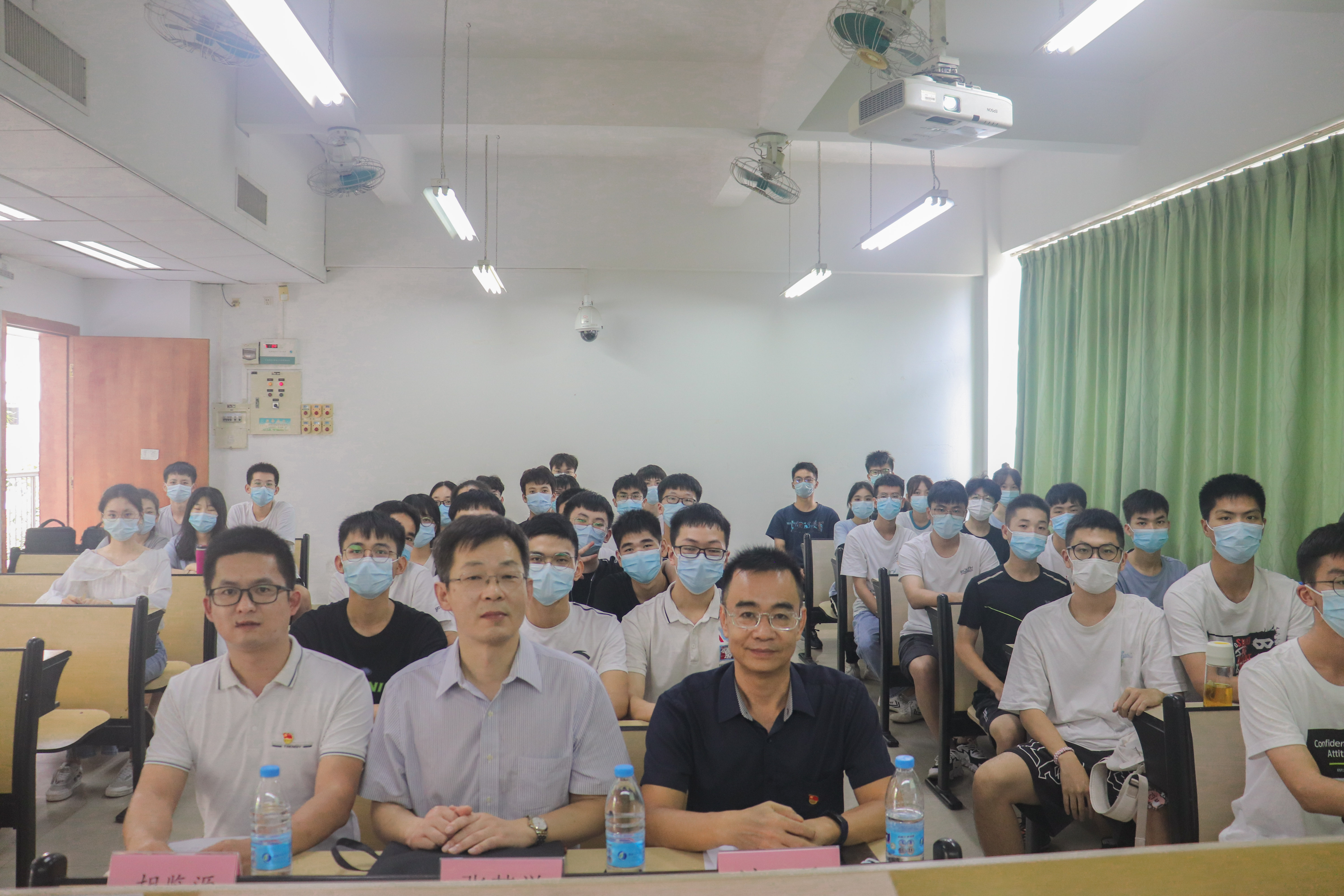 图 | 网络空间安全201班的“开学第一课”合照 图 | 网络空间安全201班的“开学第一课”合照